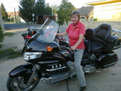 Česká motorkářka po čtvrtletních prémiích za práci v Rakousku.Za povšimnutí stojí soustavný a nemizící úsměv na rtech.No není se čemu divit.