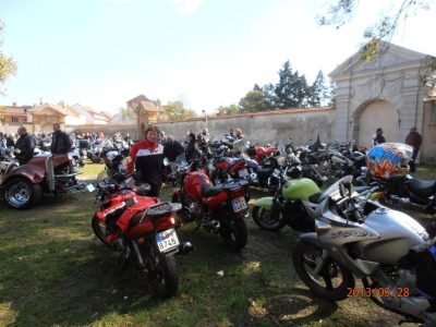 Zahrada krumlovskýho zámku,plná motorek.