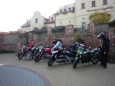 Proč zrovna vinařství?Nějakej pan chytrej nám poradil,prý motorky jedou líp na burčák než Shell V-Power.A fakt jedou,akorát je nesmí natankovat motorky,ale šoféři.
