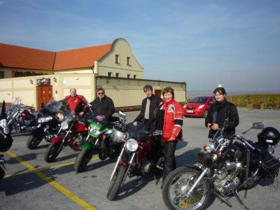 Podzimní odvážní účastníci.Rampouchy,orážený z motorek a nosů,válící se pod nohama,nejsou vidět.