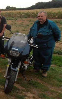 A tenhle klidnej a mírumilovnej motorkář úplně zblbl davy a ledy se daly do pohybu.