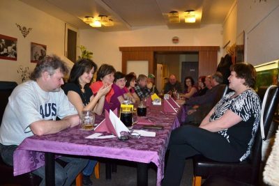 A jedna z kleče. Autor je Bob, klečící na hrachu, za co se nám nepodařilo zjistit ani od něho, ani od Helči.