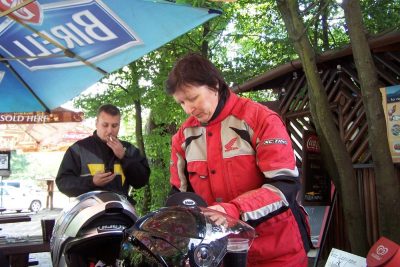 Ustaraná týmová manažerka se probírá motorkářským trezorem a počítá a počítá a nemůže se dopočítat....