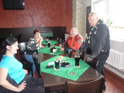 Jste zvědaví na důvod bujarého veselí? Bob ve slabé chvilce nabízí Gábině, že když se vrátí mezi čopristy, dá jí k vánocům fungl novýho Haryka.