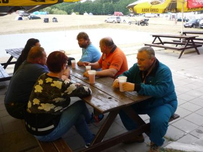 Další, v pořadí už druhý důkaz, že v kempu jsou špatný geopatogenní zóny a díky nim že je tam každej tak skleslej, jak kdyby mu kuna vypila vajíčko. Budem asi raděj jezdit jinam.