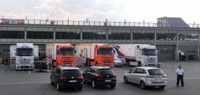 Nejprve bylo potřeba zjistit taktiku soupeře, abychom mohli nasadit patřičný protiútok, ale pracovník ochranky byl neoblomný a vše strážil jako panenství své dcery…