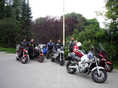 Startovní porada byla delší, musela se vyřešit platební neschopnost vyhladovělých účastníků. Jedinej, kdo měl z čeho trávit, byl kukuruznik, jinak to byli samí hubeňouři.