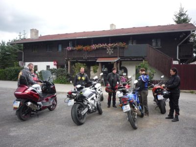 Místo činu, motorest za Náměští a natěšení strávníci.