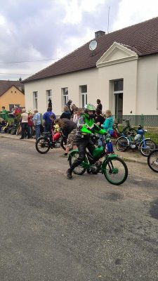 Kawasaki tu měla taky zastoupení, alespoň ve svých barvách.