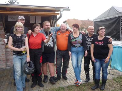 Pozorným a bystrým jedincům neuniklo, že nám jeden zašívák chybí, tak šup, šup !!!