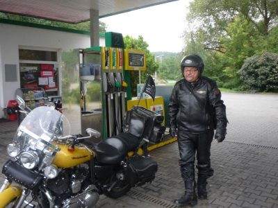 Jak na výstavu dokonalosti, jak ústroje, tak spolehlivosti. Ale zkuste hádat, na co Bob myslí těsně po natankování. Budu hádat - ZLODĚJI, ZASE BUDU CELÝ TÝDEN JÍST JEN SUCHEJ CHLEBA A PÍT VODU Z VODOVODU.