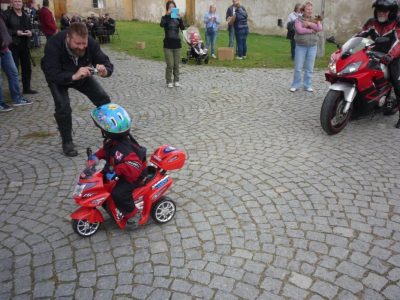 Vítěz soutěže o nejstaršího účastníka akce. A jeho zasloužená pozornost pro fotografy.