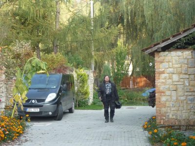 No a kdyby přece jen někomu nechutnalo a nepřežil to, 24 h. denně je připravenej místní funebrák i s autem. Fakt myšleno na vše.