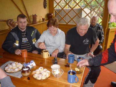 Naši milí a hodní hostitelé a zatím ještě plné talíře. Za pár minut už to pravda nebyla. Vymeteno.....