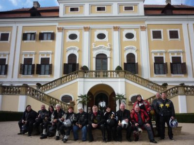 Všichni zúčastnění. Pozorný divák by si povšiml, že všichni jsou vysmátí, akorát Irča se tváří, jak kdyby jí kuna vypila vajíčko. A víte proč? Tak to prásknu. V jezírku za námi, u kterýho sedíme, byla jedna jediná piraňa a ta ji kousla rovnou do ....... no to už si domyslíte, že?