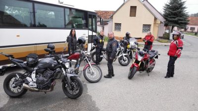 Sraz se sice netradičně uskutečnil v Němčičkách, ale jelikož hlavním organizátorem je řidič autobusu, tak nemohl odolat a zastavil u něj  :-)