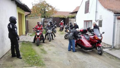 Ze zapadlé uličky se vydává trestná křížová výprava dobýt zámek v Miloticích…..