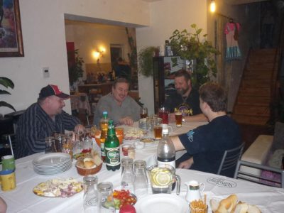 Věc nevídaná a neslýchaná - silničáři v družné a zjevně přátelské diskusi s čopristy. Za pět minut už se to mydlilo hlava nehlava, ale s tím se chlubit nebudeme.