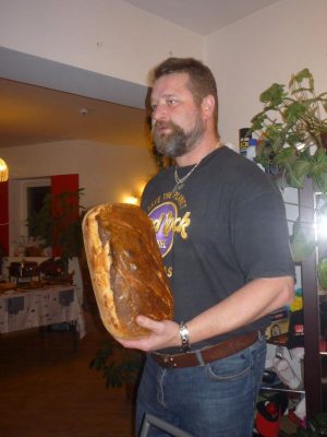 Barnabáš se zhostil důležitého a čestného úkolu vítat příchozí hosty a k tomu účelu nafasoval pecen chleba a sůl má v kapse.