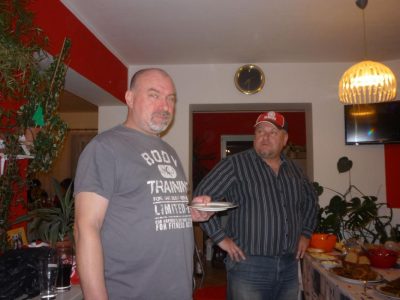 V zápalu dobrosrdečnosti jsme pozvali i bezdomovce z ulice, který smutně čeká na kus žvance.