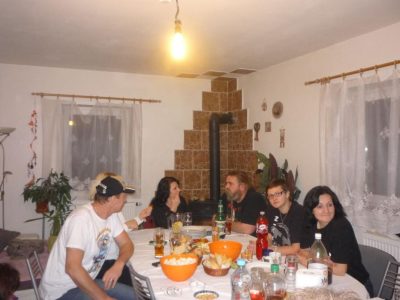 Teplomilní se stáhli k rodinnýmu krbu. Až jim prdel hořela a pivo zteplalo.