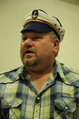 Každá loď potřebuje pevnou ruku, takže i náš klub. Fůůůj, to je zápach, co? Ta samochvála, hrozný.....
