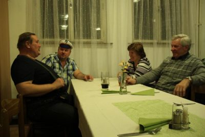 A tady vidíte na vlastní oči sociální rozdíly, dva plnohodnotní motorkáři (vpravo), no a dva škutini (vlevo).