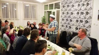 Ke každé správné schůzi patří proslov. Jen škoda, že ho Bob letos odmítl a tak se ke slovu dostal Blekota.