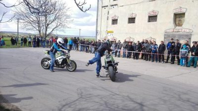 Profíci na motorkách, jediná možná reakce je jen tiše smeknout klobouk.