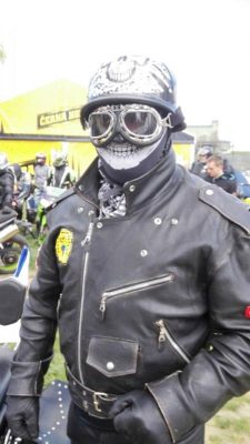 Obrovské zděšení vyvolal přílet mimozemšťana. Hrůza zatřepala kurníkem. Ale mimozemšťan se znakem Pozdního motosběru? Po odmaskování vysmátý kolega Barnabáš. Za stovku vám vyděsí zlobivý děti doma.