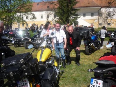 Měla to být fotka sympatické dvojky Běhařovických, ale kde se vzal, tu se vzal, přimotal se tam Kalous Ušatý a celý to pokazil. Hrůza, že? S takovým ksich....obličejem lézt mezi lidi.