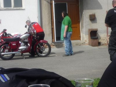 Místní bezďák obdivně obhlíží motorky, nebo že by plánoval lup? Nad stanem měl cedulku s nápisem, CO SLUNÍČKO UKÁŽE, MĚSÍČEK ODNESE.