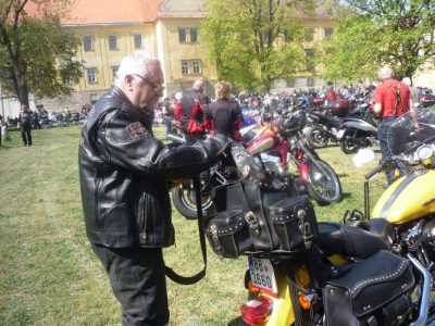 Nejdokonalejší hárleják akce a my náležitě hrdí, že patří k nám. A copak že je to v těch kouzelných brašnách? Nevím, údajně prý napěchovaný pětitisícovky.