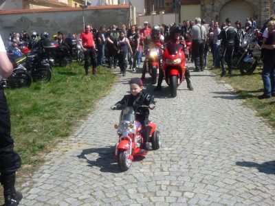 A jako i vloni tam nemohl chybět místní minimotorkář, letos s fungl novou mašinou, asi zafungoval zazobanej Ježíšek.