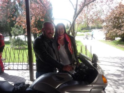 Chcete návod, jak být vždy a ze všech okolností spokojení a vysmátí? Kupte si novou (krásnou) motorku.