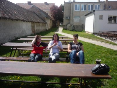 Chytrý ženský, prej my tam v pohodě samy trefíme. A místo v luxusní Luxusovic restauraci se omylem usadily v paluši u vyjedenýho krámu. To je hostina, co?