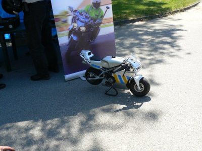 Ukázka nové policejní motorky pro příslušníky menší jak 150 cm. A prý takových je.....