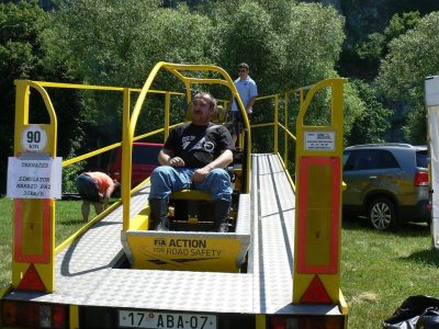 Luba a crash test. Odvážný kluk, jenže....podnapilý zadavatel dat nastavil místo 30km/h 300km/h a Luba po nárazu přišel o novou zubní protézu, která už se po opuštění huby nenašla a to pěkně prosím stála 15 táců. Ale ve finále byl spokojený, prý mu ten náraz prodloužil p.......í o celý 2 cm. Leni, jak my ostatní ženy ti závidíme..... :-D
