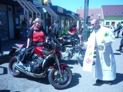 Faráře jsme pustili jen k motorce plastové a motor zabalili igelitem. Jistota je jistota.