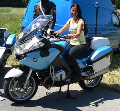 Lenka si udělala papíry na dospělou motorku a tak si koupila něco malýho, lehkýho, levnýho a nenápadnýho do začátku. Skromná holka, že?