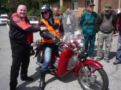 Poslední pomazání, nééé, přátelský poplácání závodníkovi za náš Motosběr před startem.