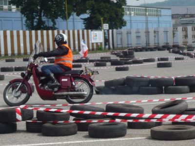 A v plné palbě a těžkém driftu. Umí a ostatní čumí.