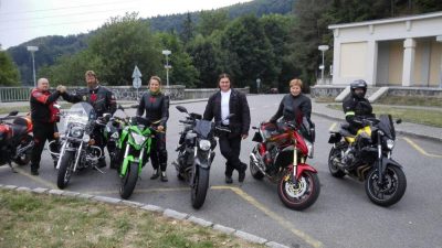 Na hrázi Vírské a vzájemná gratulace kukuruznika a Barnabáše k dosažení cíle.