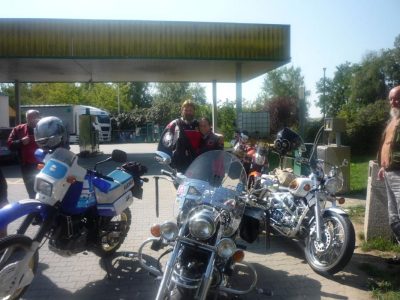 Opět tradiční start na kounické pumpě. No není to hezký, když se lidi od motorek a Pozdního motosběru mají rádi?