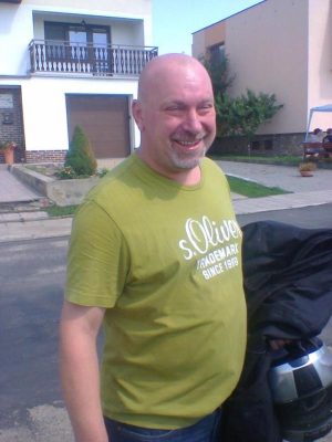 A tohle že by měl být jeden z nás? Za prvé není hezkej a za druhé nemá týmový triko. To by se k nám pak mohl lísat kdejakej vagoš.
