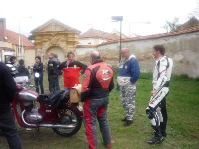 Zahajovací řeč v Krumlově pojal za své Standa. Jawa, kvalitní oleje a Oděsa, znáte to, že?