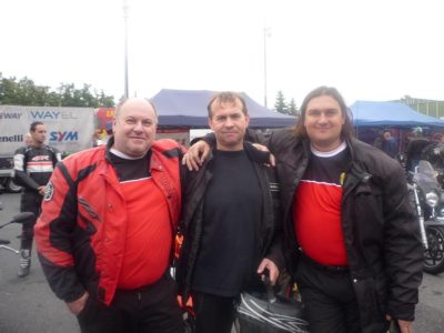 Trio Svatý Tribotec. Nejen motorky lidi stmelují, i šlechtící práce.
