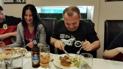 Řeknete si Běhařovičtí, no a co? Ale víte, čím je tahle fotka unikátní? Podívejte, co Lenka dlabe. Nejsou to HORKÝ MALINY, ale klasický jídlo. Zázraky se dějí.