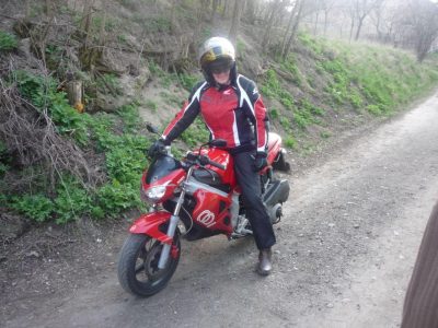 No a to je naše Alča, která už se usmívá, jak kdyby tu anketu vyhrála.