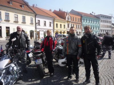Dolní Kounice-Velké Meziříčí=300km a zdrcení cestovatelé po dosažení meziříčského náměstí. Fotit se dalo až po půlhodině, kdy se přestalo z motorek kouřit.
